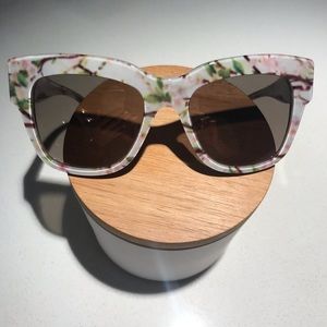 Dolce & Gabbana floral 😎 w/matching hard case!